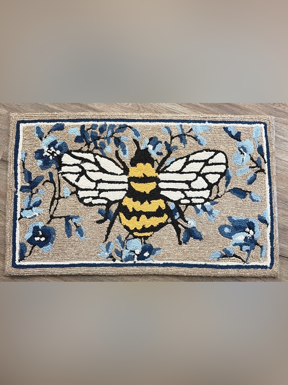 Hooked accent, rug Blue Floral Bee - Neutral Background 37x23